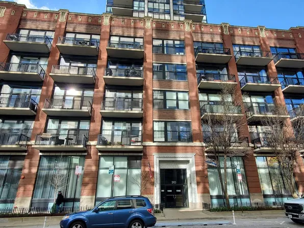 210 S Desplaines St APT 512, Chicago, IL 60661
