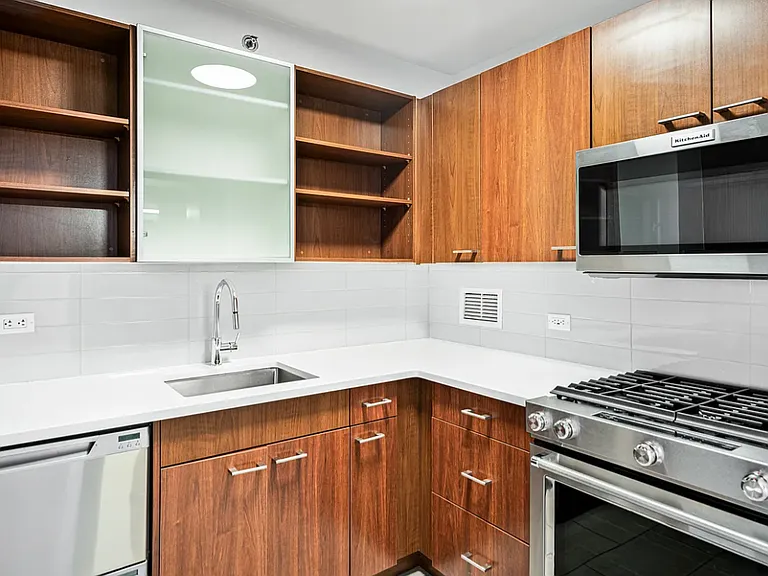 130 W 15th St #6J — Photo 4