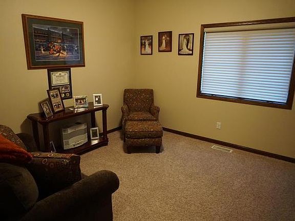 4th image of 327 Slate Dr