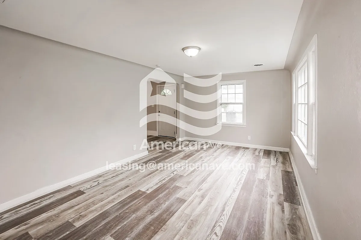 1441834_002_living_room_13861983.jpg - 5085 Adella St