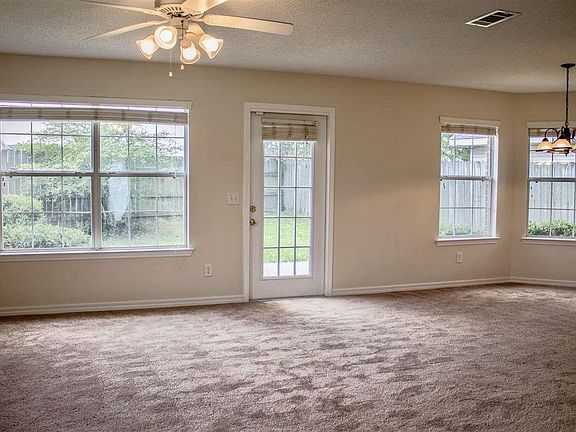 4th image of 5005 Antoine Pl