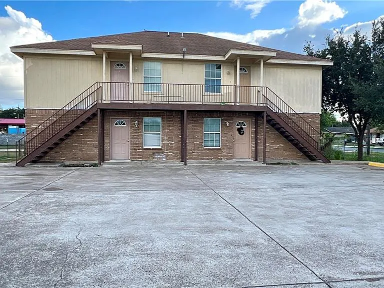 220 N Glasscock Blvd — Photo 1