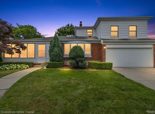 22430 Saint Clair Dr, Saint Clair Shores, MI 48081