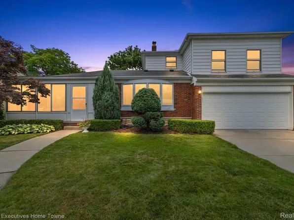 22430 Saint Clair Dr, Saint Clair Shores, MI 48081