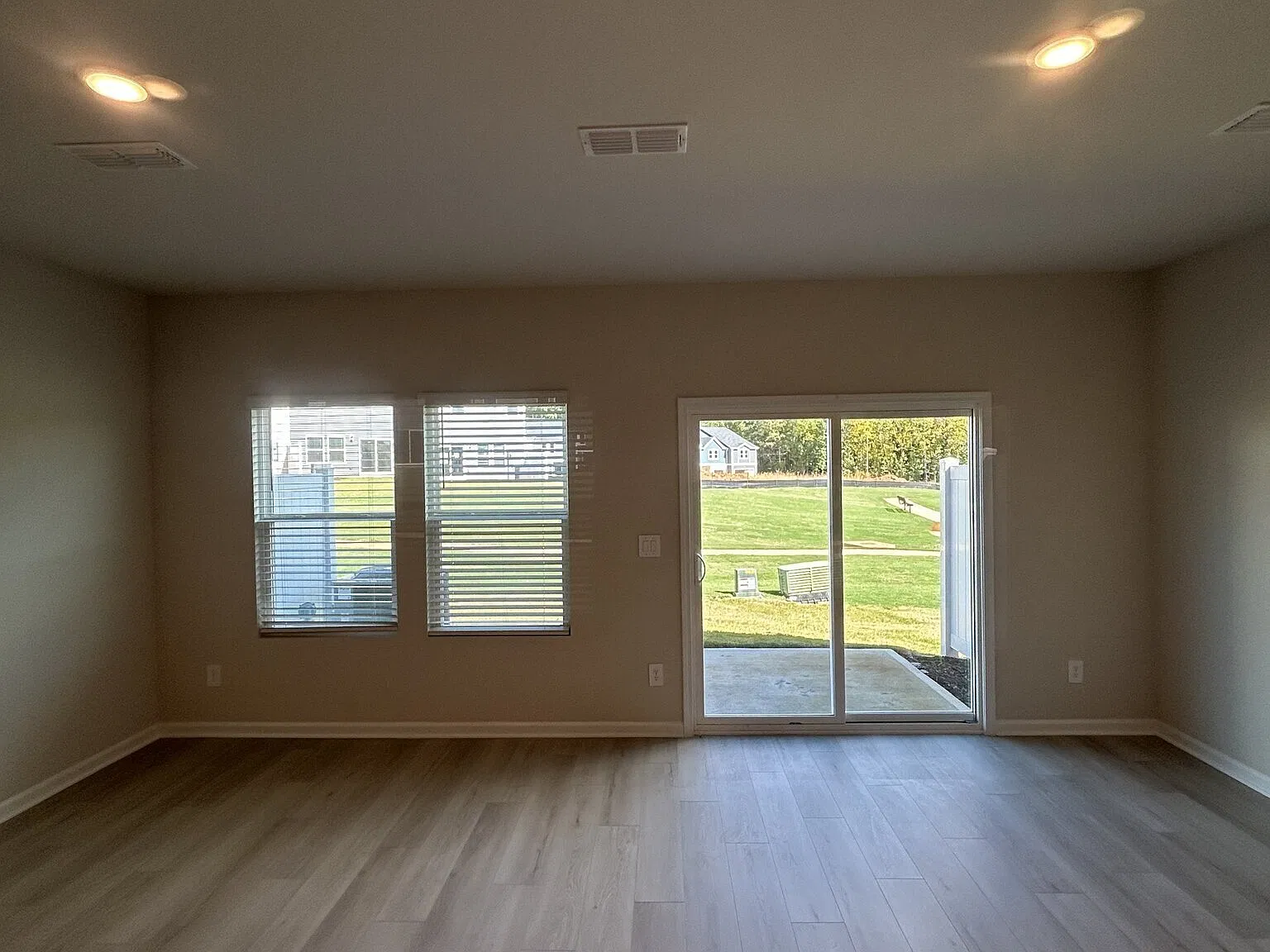3 bed, 2.5 bath, 1597 sqft, $1,725 — Photo 2