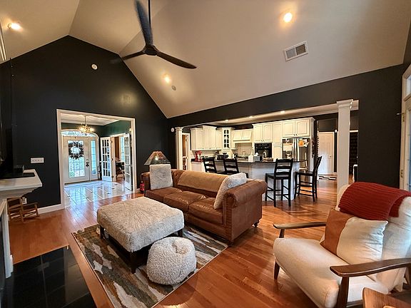 4th image of 359 Far Country Dr