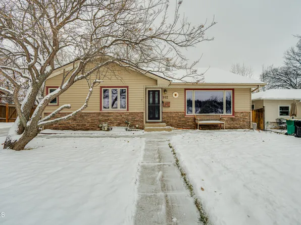 912 N 17th St, Bismarck, ND 58501