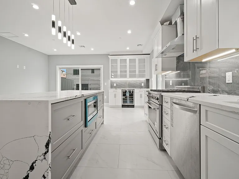 61 Lawton Ave #B — Photo 8