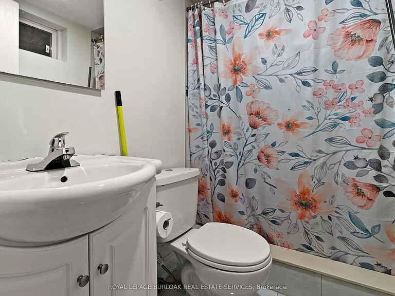 61 Goldfinch Rd #LOWER — Photo 13