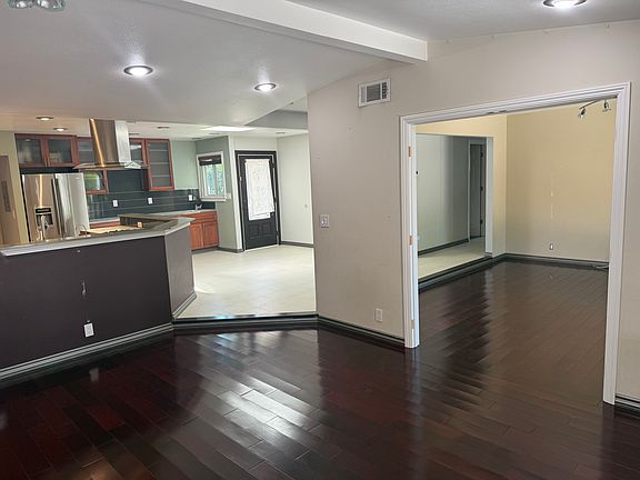 2nd image of 1869 Yosemite Dr