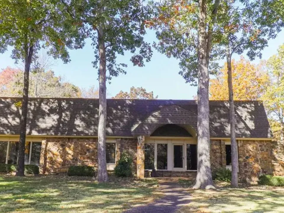 2100 Paula Dr