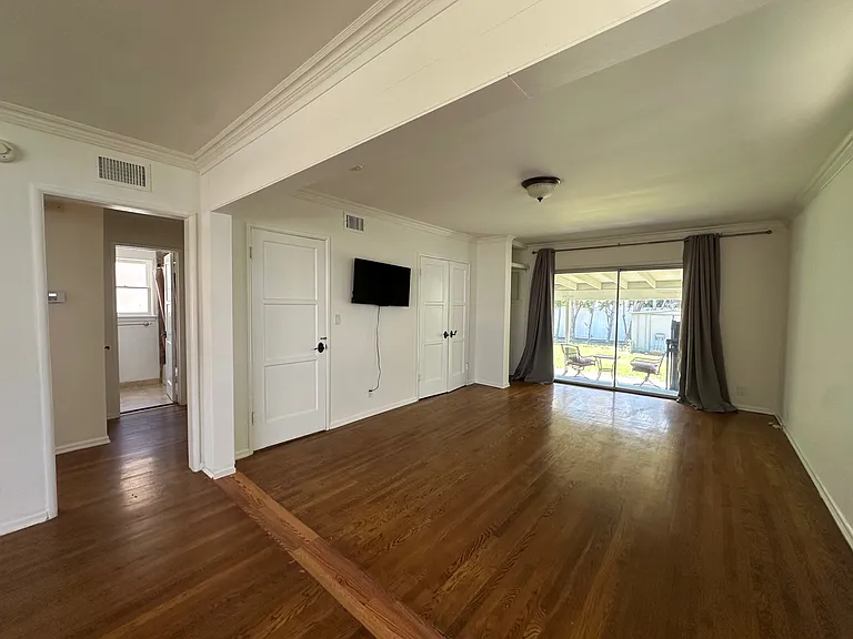 14722 Addison St — Photo 22