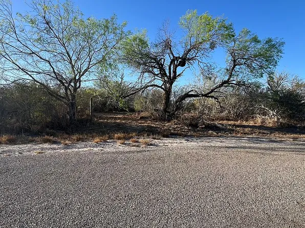 100 Hilltop Cir, Mathis, TX 78368