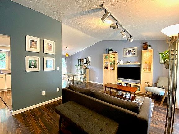 2nd image of 15414 Autumn Ln