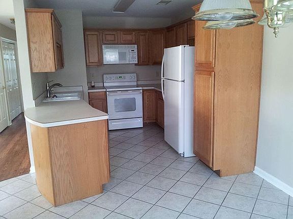 Kitchen with all major appliances