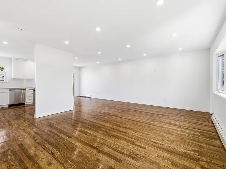 561 Woodbury Rd — Photo 5