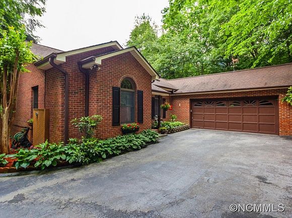 1st image of 10 Caroline Dr