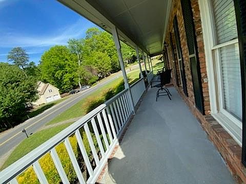 5th image of 995 Laurel Springs Ln