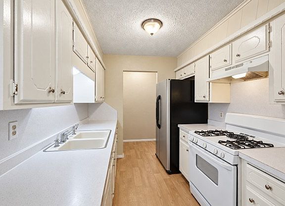 5th image of 213 S Birch St