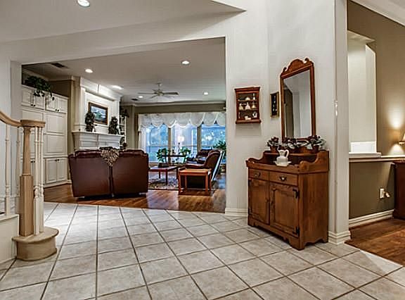 4th image of 900 Parkwood Ct
