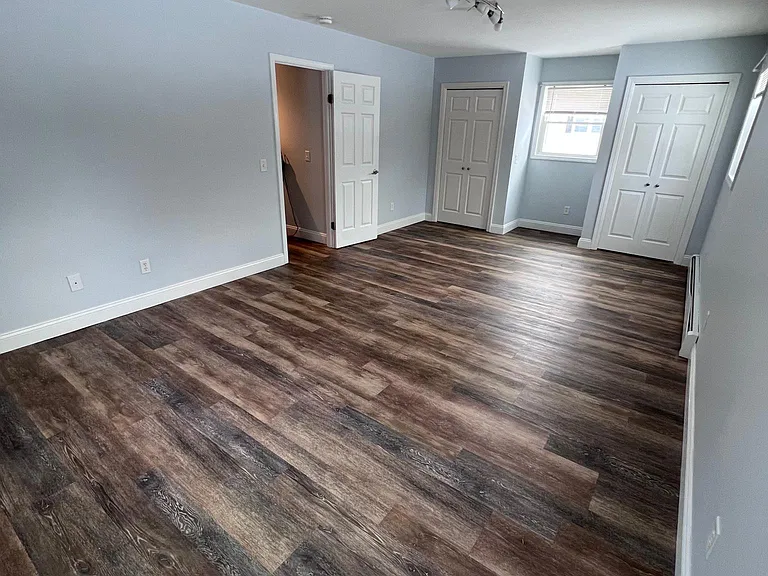 Large primary bedroom.