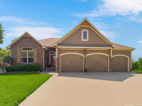 900 Buckeye Ln, Pleasant Hill, MO 64080