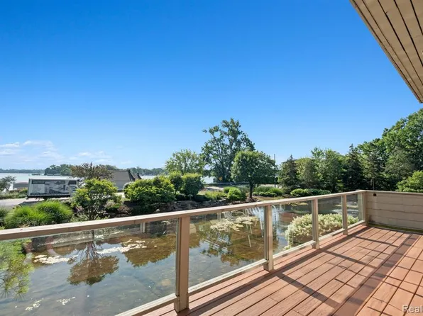 3782 Pine Lake Knoll Dr, West Bloomfield, MI 48324