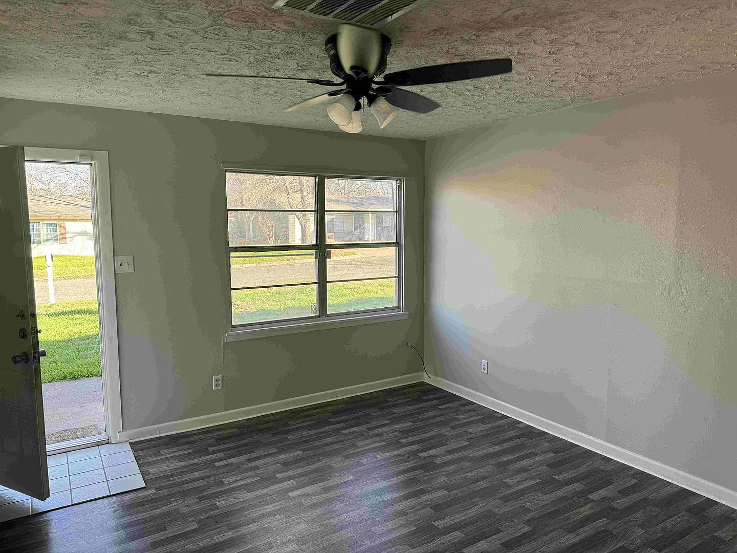 Spacious 4 Bed / 1.5 Bath Home with Fenced Yard Copperas Cove — Photo 2