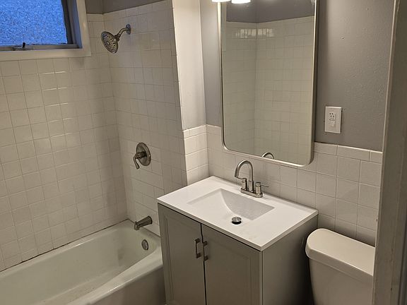 3rd image of 516 Woodlawn Ave