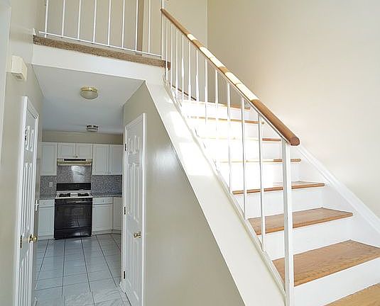 5th image of 206 Llewellyn Pl