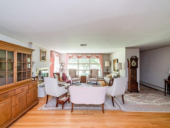 5th image of 2128 Royal Oak Cir