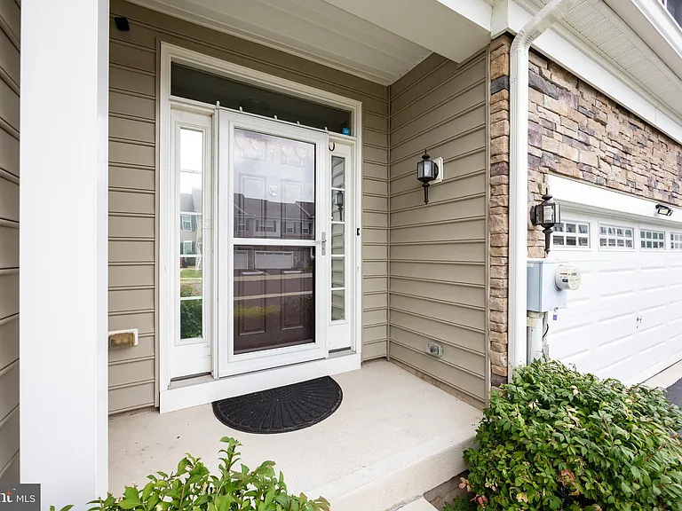 253 Fairfield Cir W — Photo 3