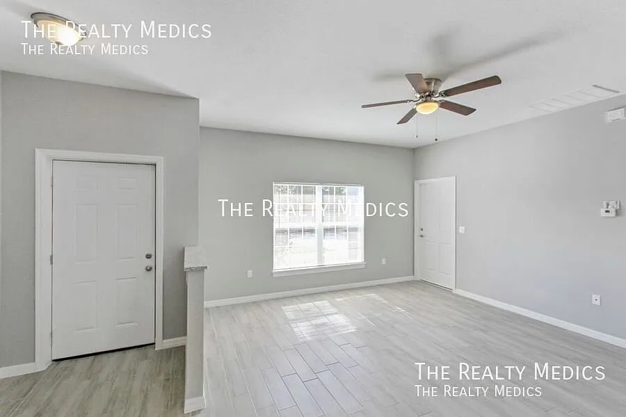 Gorgeous 3 Bedroom, 2 Bathroom Home in Palm Bay!! — Photo 2
