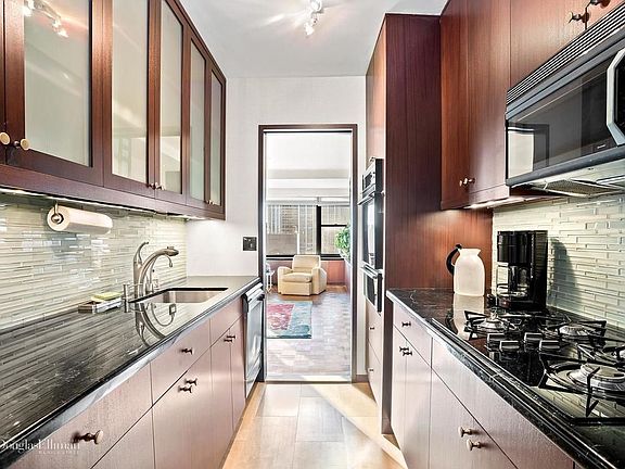 3rd image of 117 E 57th St APT 46A
