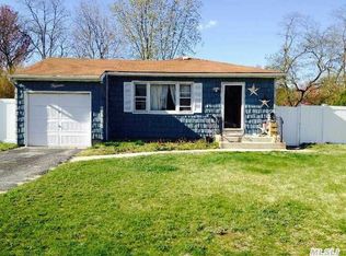 15 Rye Ct, Bay Shore, NY 11706