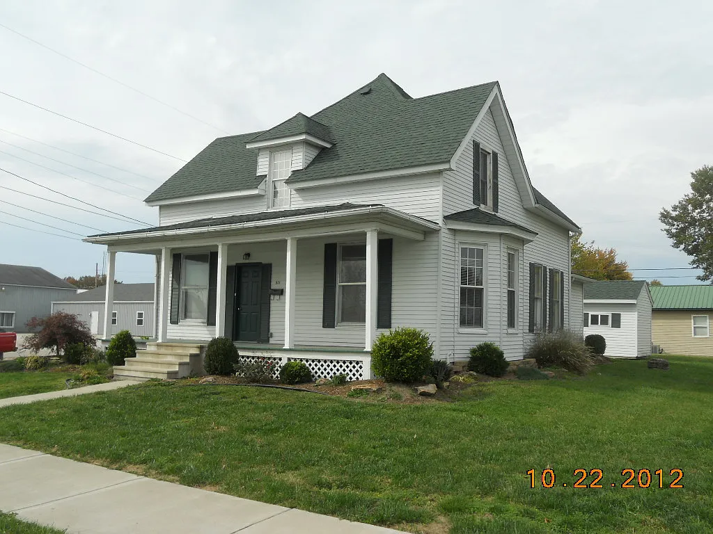 301 E Main St photo 1