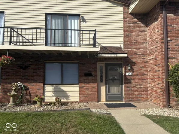 1054 Greenwood Trl W, Greenwood, IN 46142