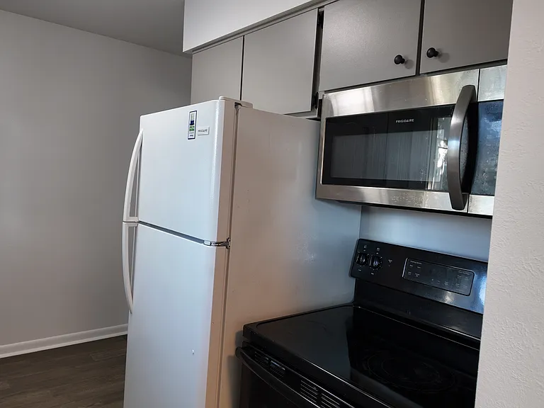 1534 Amesbury Rd — Photo 9