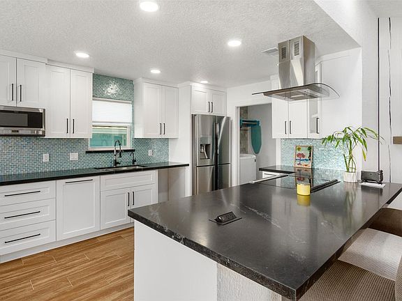 3rd image of 385 Ling St
