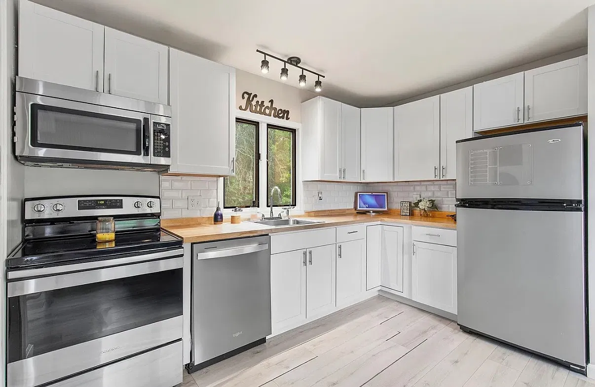 2 bed, 812 sqft, $2,300 — Photo 2