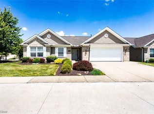 457 Harvest Ln, Seven Hills, OH 44131