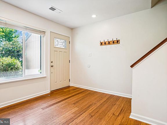 4th image of 9082 Arlington Blvd