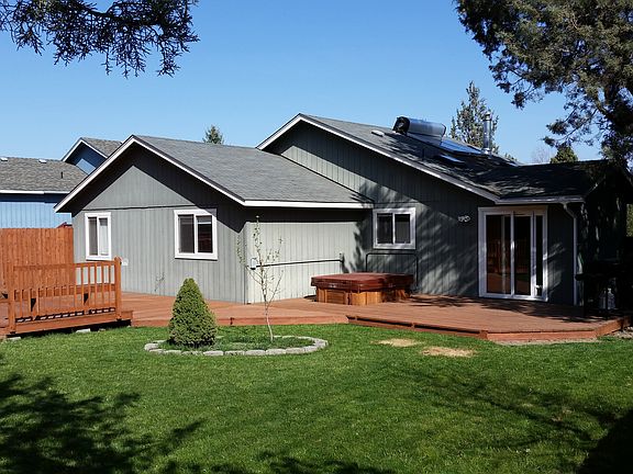 Redwood deck w/ hot tub