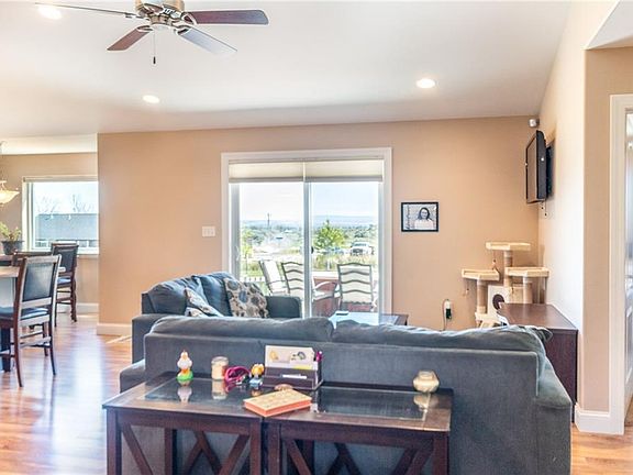 3rd image of 3015 Golden Acres Dr