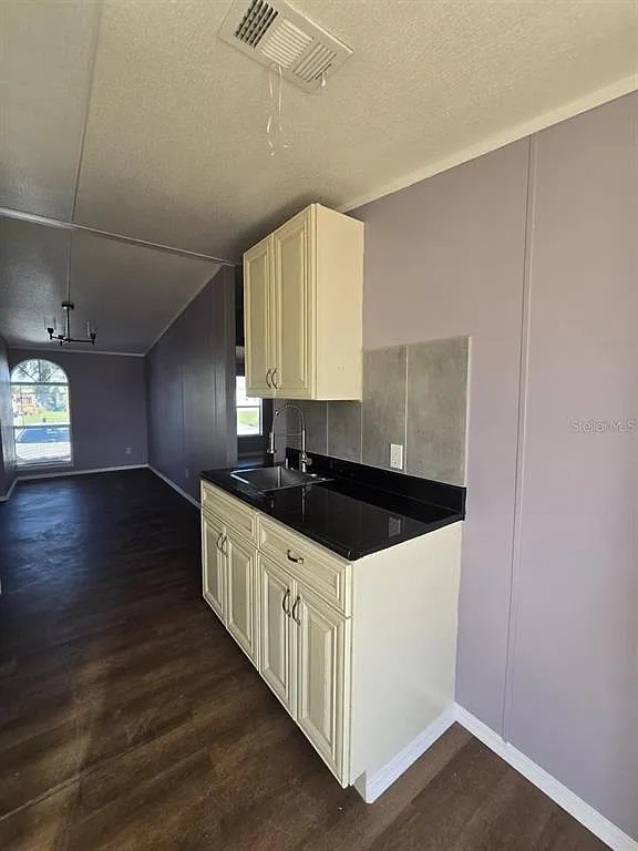 2 bed, 1.0 bath, 1232 sqft, $1,400 — Photo 3