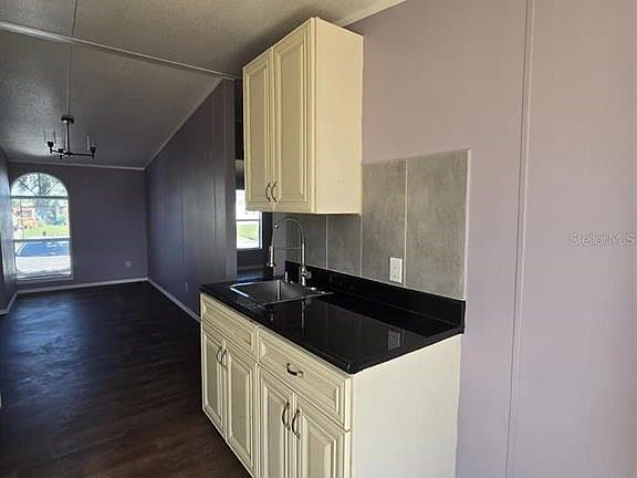 3rd image of 617 W Lemon St