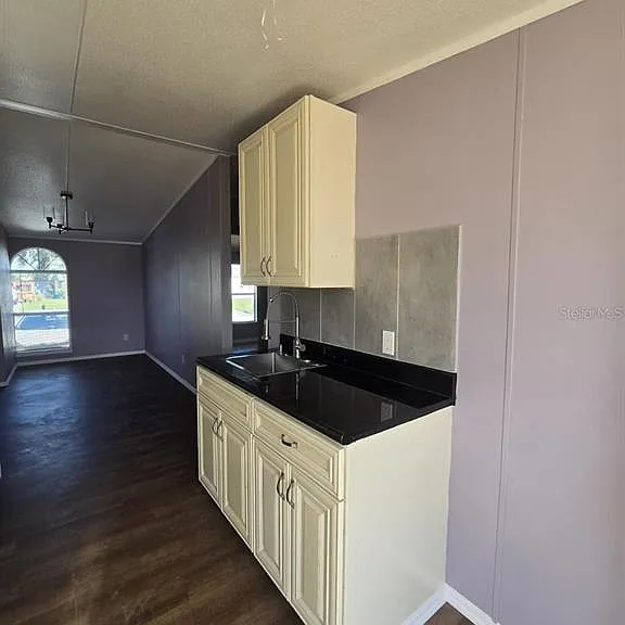 617 W Lemon St — Photo 3