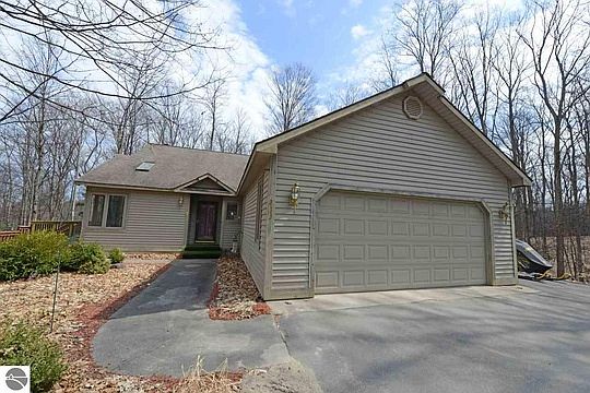 1st image of 8433 Forest Ct