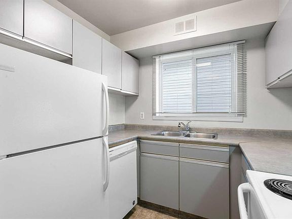 3rd image of 1720 W 13th St SW #306