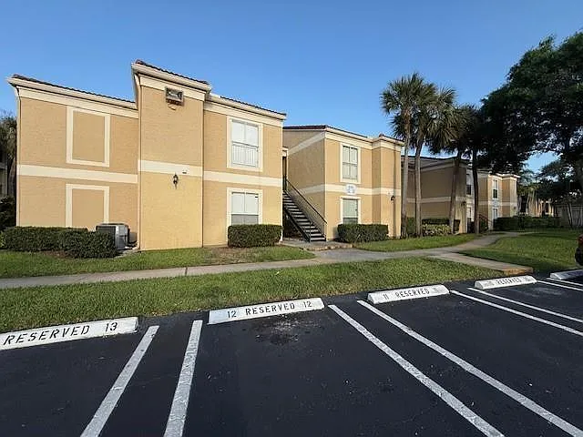 899 W Riverside Dr #611 — Photo 2